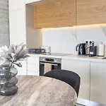 아파트 Malberry Park 102 - Modern With Shared Heated Pool, Sauna, Gym, Jacuzzi 파포스