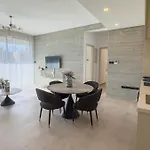 Malberry Park 102 - Modern With Shared Heated Pool, Sauna, Gym, Jacuzzi 아파트 파포스