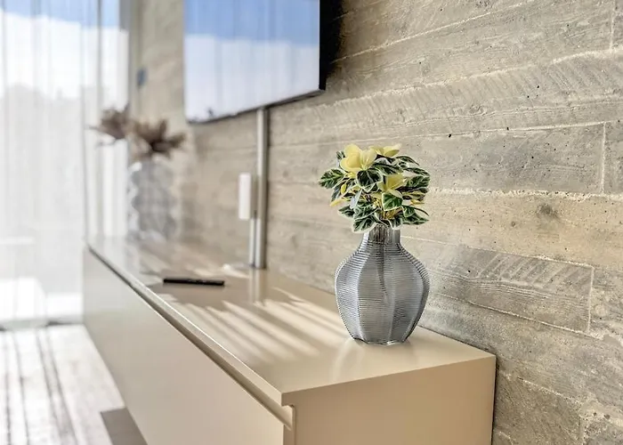 Malberry Park 102 - Modern With Shared Heated Pool, Sauna, Gym, Jacuzzi