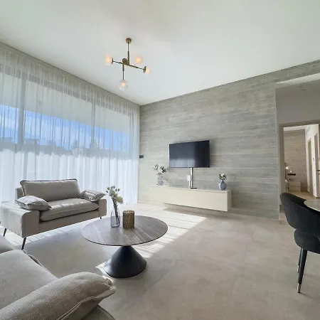 Malberry Park 102 - Modern 2 Bedroom With Pool, Gym, Jaccuzi Apartment *